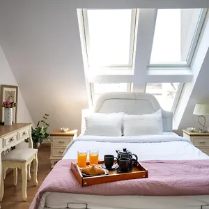 luxury-and-sunny-studio-with-a-view-in-top-center.sofiahotelsbg.com/